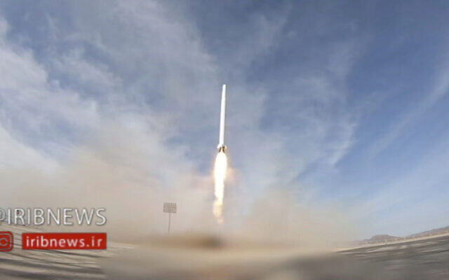 Illustration : une fusée iranienne transportant un satellite est lancée depuis un site non divulgué, le 22 avril 2020. (Crédit : IRIB via AP). Illustration : une fusée iranienne transportant un satellite est lancée depuis un site non divulgué, le 22 avril 2020. (Crédit : IRIB via AP).