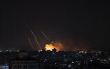 Des colonnes de fumée s'élèvent dams le ciel après des frappes de missiles israéliennes sur la ville de Gaza, le 13 mai 2021. (Crédit : AP/Khalil Hamra)