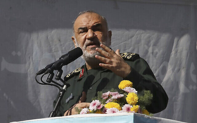 Le général Hossein Salami, commandant du Corps des Gardiens de la Révolution islamique (CGRI), le bras armé du régime iranien, s'adressant à la foule lors d’un rassemblement devant l’ancienne ambassade américaine commémorant l’anniversaire de sa prise en 1979, à Téhéran, en Iran, le 4 novembre 2021. (Crédit : Vahid Salemi/AP) Le général Hossein Salami, commandant du Corps des Gardiens de la Révolution islamique (CGRI), le bras armé du régime iranien, s'adressant à la foule lors d’un rassemblement devant l’ancienne ambassade américaine commémorant l’anniversaire de sa prise en 1979, à Téhéran, en Iran, le 4 novembre 2021. (Crédit : Vahid Salemi/AP)