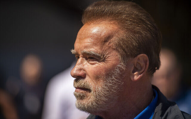 L'ancien gouverneur de Californie Arnold Schwarzenegger regarde un Super Huey, un hélicoptère utilisé pour larguer de l'eau lors d'incendies, lors d'une visite à la base aérienne McClellan de Sacramento, en Californie, le 1er août 2019. (Crédit : Daniel Kim/The Sacramento Bee via AP, pool) L'ancien gouverneur de Californie Arnold Schwarzenegger regarde un Super Huey, un hélicoptère utilisé pour larguer de l'eau lors d'incendies, lors d'une visite à la base aérienne McClellan de Sacramento, en Californie, le 1er août 2019. (Crédit : Daniel Kim/The Sacramento Bee via AP, pool)