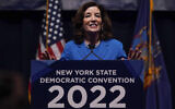 La gouverneure de New York, Kathy Hochul, prend la parole lors de la Convention démocratique de l'État de New York à New York, le 17 février 2022. (Crédit : AP Photo/Seth Wenig)
