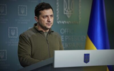Le président ukrainien Volodymyr Zelensky prononce son discours à la nation à Kiev, en Ukraine, le 25 février 2022. (Crédit : Bureau de presse présidentiel ukrainien via AP)