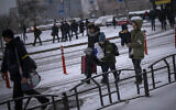 Des personnes se pressent à l'entrée d'une gare ferroviaire pour tenter de fuir Kiev, Ukraine, le 1er mars 2022. (AP Photo/Emilio Morenatti)