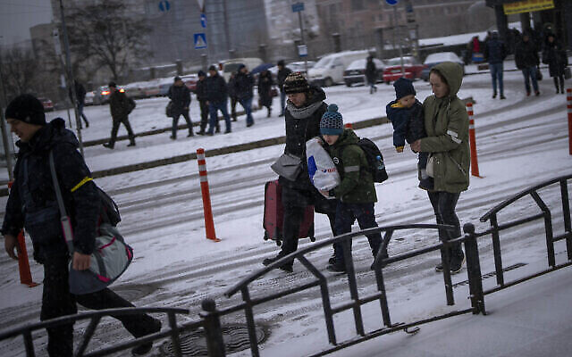 Des personnes se pressent à l'entrée d'une gare ferroviaire pour tenter de fuir Kiev, Ukraine, le 1er mars 2022. (AP Photo/Emilio Morenatti)