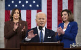 Le président américain Joe Biden prononce son premier discours de l'État de l'Union lors d'une session conjointe du Congrès, au Capitole, avec avec lui la vice-présidente américaine Kamala Harris, à gauche, et la présidente de la chambre Nancy Pelosi, à droite, à Washington, le 1er mars 2022. (Crédit : Saul Loeb/Pool via AP)