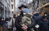 Des enfants et leurs compagnons d'un orphelinat d'Odessa, en Ukraine, arrivent dans un hôtel à Berlin, le vendredi 4 mars 2022 (Crédit : AP Photo/Steffi Loos)