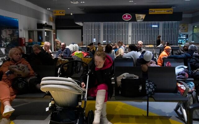 Une Ukrainienne attend avec son bébé à l'aéroport international de Iasi en Roumanie pour embarquer sur un vol vers Israël, le 8 mars 2022. (Crédit : AP Photo/Maya Alleruzzo)