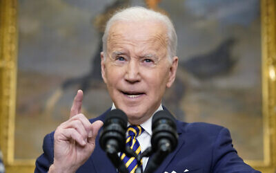 Le président américain Joe Biden annonce l'interdiction des importations de pétrole russe suite à son invasion de l'Ukraine dans la salle Roosevelt de la Maison Blanche, le 8 mars 2022. (Crédit : Andrew Harnik/AP)