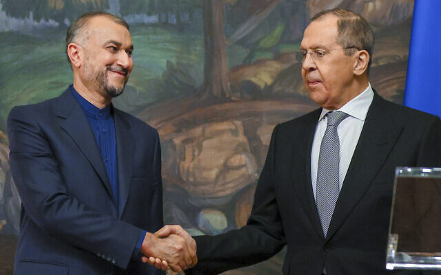 Poignée de main entre le ministre russe des Affaires étrangères, Sergey Lavrov, à droite, et le ministre iranien des Affaires étrangères, Hossein Amir Abdollahian, après une conférence de presse conjointe à l'issue de leurs entretiens à Moscou, en Russie, le 15 mars 2022. (Crédit : Service de presse du ministère russe des Affaires étrangères via AP)