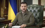 Le Président Volodymyr Zelensky sur une photo tirée d'une vidéo publiée sur Facebook, fournie par le Bureau de presse présidentiel ukrainien, s'exprime à Kiev, en Ukraine, le 16 mars 2022. (Crédit : Bureau de presse présidentiel ukrainien via AP)
