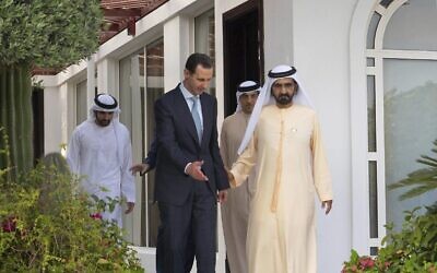 Sur cette photo publiée par la page Facebook officielle de la présidence syrienne, le président syrien Bachar Assad, à gauche, marche à côté du cheikh Mohammed bin Rashid Al Maktoum, vice-président et premier ministre des Émirats arabes unis et dirigeant de Dubaï, à Dubaï, aux Émirats arabes unis, vendredi 18 mars 2022. (Crédit : page Facebook de la présidence syrienne via AP)
