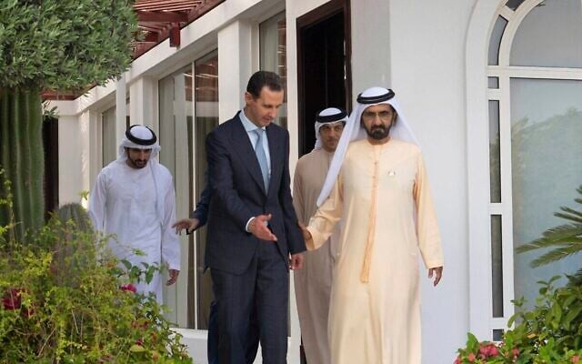 Sur cette photo publiée par la page Facebook officielle de la présidence syrienne, le président syrien Bachar Assad, à gauche, marche à côté du cheikh Mohammed bin Rashid Al Maktoum, vice-président et premier ministre des Émirats arabes unis et dirigeant de Dubaï, à Dubaï, aux Émirats arabes unis, vendredi 18 mars 2022. (Crédit : page Facebook de la présidence syrienne via AP) Sur cette photo publiée par la page Facebook officielle de la présidence syrienne, le président syrien Bachar Assad, à gauche, marche à côté du cheikh Mohammed bin Rashid Al Maktoum, vice-président et premier ministre des Émirats arabes unis et dirigeant de Dubaï, à Dubaï, aux Émirats arabes unis, vendredi 18 mars 2022. (Crédit : page Facebook de la présidence syrienne via AP)