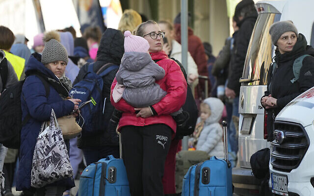 Après avoir fui la guerre en Ukraine voisine, des réfugiés accompagnés d'enfants attendent de partir à la gare de Przemysl, en Pologne, le 24 mars 2022. (Crédit : AP Photo/Sergei Grits) Après avoir fui la guerre en Ukraine voisine, des réfugiés accompagnés d'enfants attendent de partir à la gare de Przemysl, en Pologne, le 24 mars 2022. (Crédit : AP Photo/Sergei Grits)