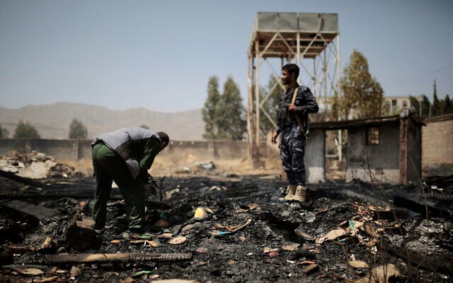 Des policiers yéménites inspectent un site où des frappes aériennes menées par l'Arabie saoudite ont visé deux maisons à Sanaa, au Yémen, le 26 mars 2022. (Crédit : AP Photo/Hani Mohammed) Des policiers yéménites inspectent un site où des frappes aériennes menées par l'Arabie saoudite ont visé deux maisons à Sanaa, au Yémen, le 26 mars 2022. (Crédit : AP Photo/Hani Mohammed)