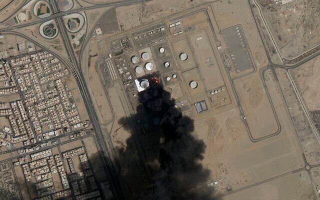 Une photo par satellite prise par Planet Labs PBC montre un incendie en cours dans une usine pétrolière Armaco à Jeddah après une attaque des rebelles houthis avant une course de Formule Un à Jeddah, en Arabie saoudite, le 26 mars 2022. ( Crédit : Planet Labs PBC via AP) Une photo par satellite prise par Planet Labs PBC montre un incendie en cours dans une usine pétrolière Armaco à Jeddah après une attaque des rebelles houthis avant une course de Formule Un à Jeddah, en Arabie saoudite, le 26 mars 2022. ( Crédit : Planet Labs PBC via AP)