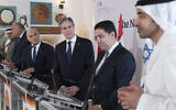 Le ministre des Affaires étrangères des Émirats arabes unis, Cheikh Abdullah bin Zayed Al Nahyan, à droite, prononce une allocution au Sommet du Neguev, avec, de gauche à droite, le ministre des Affaires étrangères du Bahreïn, Abdullatif bin Rashid al-Zayani, le ministre égyptien des Affaires étrangères, Sameh Shoukry, le ministre israélien des Affaires étrangères, Yair Lapid, le Secrétaire d’État américain Antony Blinken et le ministre marocain des Affaires étrangères Nasser Bourita, le 28 mars 2022, à Sde Boker, en Israël. (Crédit : AP Photo/Jacquelyn Martin)