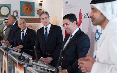 Le ministre des Affaires étrangères des Émirats arabes unis, Cheikh Abdullah bin Zayed Al Nahyan, à droite, prononce une allocution au Sommet du Neguev, avec, de gauche à droite, le ministre des Affaires étrangères du Bahreïn, Abdullatif bin Rashid al-Zayani, le ministre égyptien des Affaires étrangères, Sameh Shoukry, le ministre israélien des Affaires étrangères, Yair Lapid, le Secrétaire d’État américain Antony Blinken et le ministre marocain des Affaires étrangères Nasser Bourita, le 28 mars 2022, à Sde Boker, en Israël. (Crédit : AP Photo/Jacquelyn Martin)