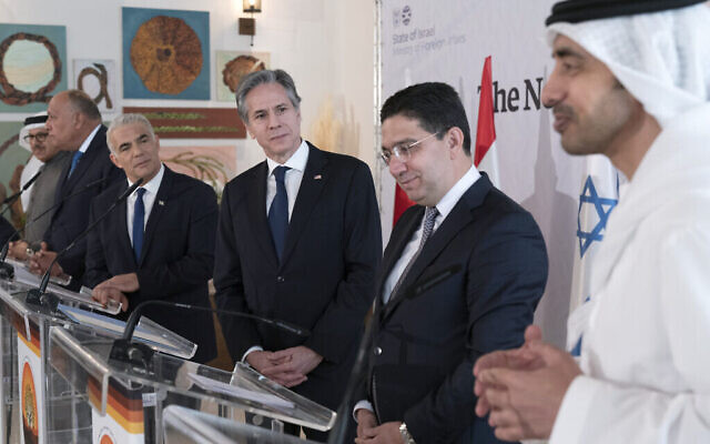 Le ministre des Affaires étrangères des Émirats arabes unis, Cheikh Abdullah bin Zayed Al Nahyan, à droite, prononce une allocution au Sommet du Neguev, avec, de gauche à droite, le ministre des Affaires étrangères du Bahreïn, Abdullatif bin Rashid al-Zayani, le ministre égyptien des Affaires étrangères, Sameh Shoukry, le ministre israélien des Affaires étrangères, Yair Lapid, le Secrétaire d’État américain Antony Blinken et le ministre marocain des Affaires étrangères Nasser Bourita, le 28 mars 2022, à Sde Boker, en Israël. (Crédit : AP Photo/Jacquelyn Martin)