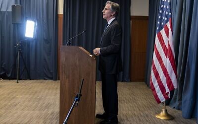 Le secrétaire d'État américain Antony Blinken écoute une question lors d'une conférence de presse, à l'ambassade des États-Unis à Alger, en Algérie, le 30 mars 2022. (Crédit : Jacquelyn Martin/AP)