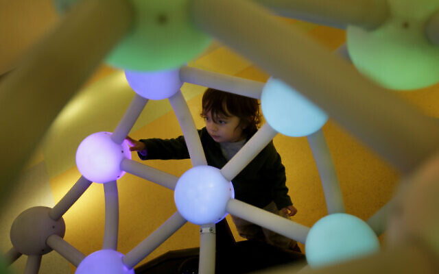 Illustration : Seiji Fankbonner, 1 an, essaie une exposition interactive au National Museum of Mathematics de New York, le 17 décembre 2012. (Crédit: AP Photo/Seth Wenig)