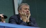 Roman Abramovitch, alors propriétaire du club de football de Chelsea, dans sa loge avant un match de Premier League, à Stamford Bridge, à Londres, le 19 décembre 2015. (Crédit : Matt Dunham/AP Photo)