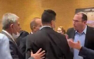 Des échauffourées entre députés en séance plénière de la Knesset, le 2 mars 2022. (Capture d'écran)