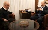 Le Premier ministre, Naftali Bennett, célèbre son 50e anniversaire, le 25 mars 2022, dans son bureau avec le chanteur et compositeur israélien Kobi Oz, chanteur principal de Teapacks. (Crédit : capture d'écran/Facebook)