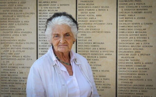 Berthe Badehi à Yad Vashem. (Crédit : Marc Israël Sellem / Editions Stock / Autorisation de l’Institut français d’Israël)