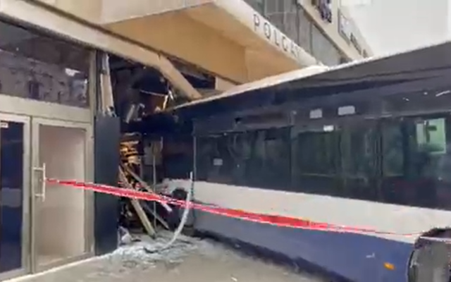 Un bus qui s'est encastré dans une vitrine de Tel Aviv. (Capture d'écran : Twitter) Un bus qui s'est encastré dans une vitrine de Tel Aviv. (Capture d'écran : Twitter)