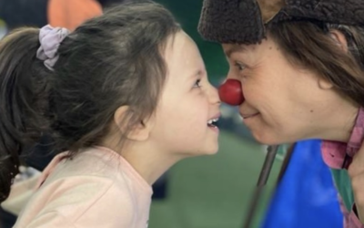 Soleil (Smadar Harpak), qui travaille au Centre médical Sourasky de Tel Aviv, plaisante avec un enfant réfugié ukrainien dans un camp établi au Centre international d'exposition MoldExpo à Chisinau, en Moldavie, le 9 mars 2022. (Crédit : Hila Pe'er)