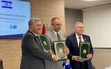 (De droite à gauche) Boaz Levy, président-directeur général d'IAI, Ryad Mezzour, ministre marocain de l'Industrie et du Commerce, et Amir Peretz, président du conseil d'administration d'IAI, lors d'une réunion au Maroc, le 23 mars 2022. (Crédit  : Israël Aerospace Industries)