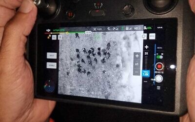 Un groupe d'élèves égarés pendant une sortie scolaire au Nahal Og apparaissent sur un écran relié à un drone qui ratisse le secteur où les enfants se sont perdus, le 28 mars 2022. (Crédit : Police israélienne)