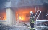 Les pompiers ukrainiens éteignent un incendie dans le cimetière juif situé dans le mémorial de la Shoah de Babi Yar de Kiev, le 1er mars 2022. (Crédit : State Emergency Service of Ukraine)