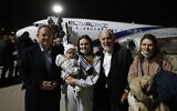 Le PDG et président des Fédérations juives d'Amérique du Nord Eric Fingerhut, le deuxième en partant de la droite, avec le président mondial de la WZO Yaakov Hagoel, à gauche, qui accueillent les nouveaux immigrants arrivant en Israël en provenance d'Ukraine, le 10 mars 2022. (Crédit : Olivier Fitoussi/Agence juive pour Israël)