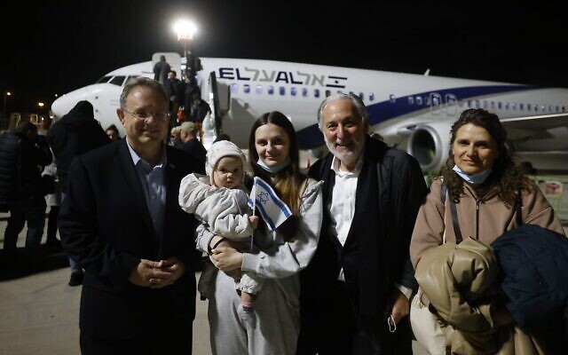 Le PDG et président des Fédérations juives d'Amérique du Nord Eric Fingerhut, le deuxième en partant de la droite, avec le président mondial de la WZO Yaakov Hagoel, à gauche, qui accueillent les nouveaux immigrants arrivant en Israël en provenance d'Ukraine, le 10 mars 2022. (Crédit : Olivier Fitoussi/Agence juive pour Israël) Le PDG et président des Fédérations juives d'Amérique du Nord Eric Fingerhut, le deuxième en partant de la droite, avec le président mondial de la WZO Yaakov Hagoel, à gauche, qui accueillent les nouveaux immigrants arrivant en Israël en provenance d'Ukraine, le 10 mars 2022. (Crédit : Olivier Fitoussi/Agence juive pour Israël)