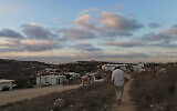 Illustration : Coucher de soleil au-dessus de l’avant-poste illégal de Havat Gilad, en Cisjordanie, le 26 août 2009. (Nati Shohat/Flash90)