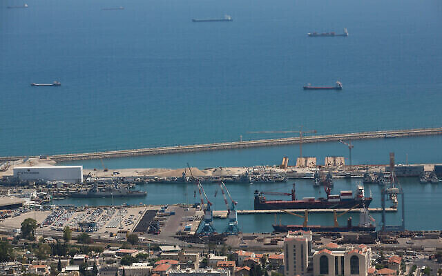 Vue du port de Haifa, le 11 juin 2015.(Crédit : Miriam Alster/Flash90)