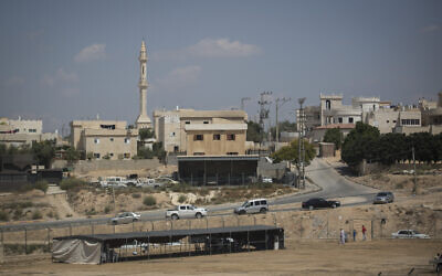 La ville bédouine de Hura, dans le désert du Neguev, au sud de Beer Sheva. (Crédit : Hadas Parush/ Flash90)