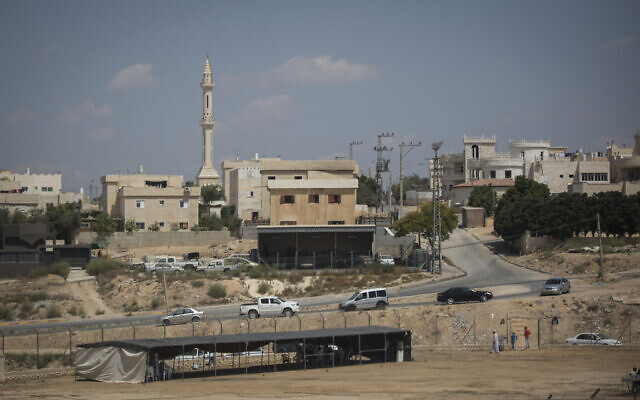 La ville bédouine de Hura, dans le désert du Neguev, au sud de Beer Sheva. (Crédit : Hadas Parush/ Flash90) La ville bédouine de Hura, dans le désert du Neguev, au sud de Beer Sheva. (Crédit : Hadas Parush/ Flash90)