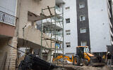 Un chantier de construction montrant une section récemment rénovée d’un immeuble, dans le cadre du plan TAMA 38, dans la ville de Kiryat Bialik, dans le nord d’Israël, le 24 octobre 2018. (Crédit : Meir Vaaknin/Flash90)