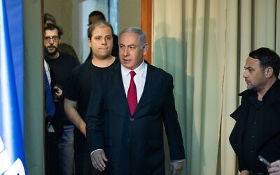 De droite à gauche: Ofer Golan, directeur de campagne du Likud, alors Premier ministre Benjamin Netanyahu, conseiller numérique Topaz Luk et le porte-parole du Likud Jonatan Urich à la résidence du Premier ministre à Jérusalem, le 20 mars 2019. (Crédit : Yonatan Sindel/Flash90)