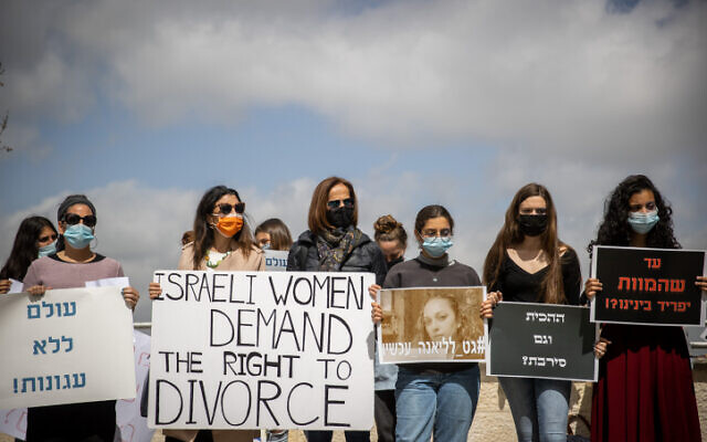Des activistes des droits des Femmes se rassemblent aux abords de la cour rabbinique de Jérusalem lors de la Journée internationale des droits des Femmes, le 8 mars 2021. (Crédit : Yonatan Sindel/Flash90)