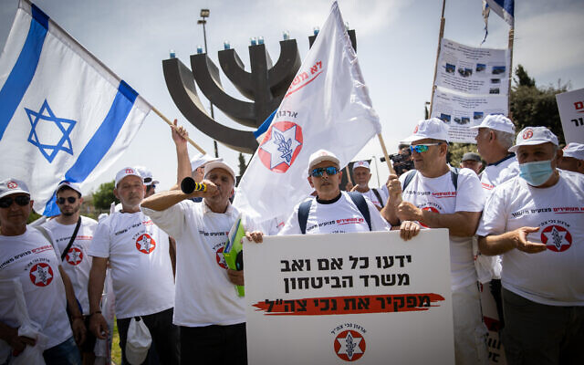 Des vétérans israéliens et des anciens soldats handicapés lors d'une manifestation réclamant de meilleures aides financières et médicales aux abords de la Knesset, le 5 mai 2021. (Crédit : Yonatan Sindel/Flash90) Des vétérans israéliens et des anciens soldats handicapés lors d'une manifestation réclamant de meilleures aides financières et médicales aux abords de la Knesset, le 5 mai 2021. (Crédit : Yonatan Sindel/Flash90)
