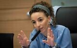 La présidente de la coalition, Idit Silman, prend la parole à la Knesset à Jérusalem le 28 juin 2021. (Crédit : Yonatan Sindel/Flash90)