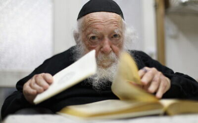 Le rabbin Chaïm Kanievsky à son domicile, à Bnei Brak, le 15 juillet 2021. (Crédit : Yaakov Nahumi/Flash90)