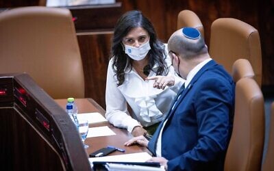 La ministre de l'Intérieur Ayelet Shaked et le Premier ministre Naftali Bennett à la Knesset, le 11 octobre 2021. (Crédit : Yonatan Sindel/Flash90)