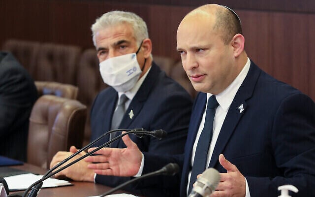 Le ministe des Affaires étrangères Yair Lapid, à gauche, et le Premier ministre Naftali Bennett lors d'une réunion du cabinet au bureau du Premier ministre à Jérusalem, le 3 novembre 2021. (Crédit : Marc Israel Sellem/Pool) Le ministe des Affaires étrangères Yair Lapid, à gauche, et le Premier ministre Naftali Bennett lors d'une réunion du cabinet au bureau du Premier ministre à Jérusalem, le 3 novembre 2021. (Crédit : Marc Israel Sellem/Pool)