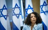 Ibtisam Mara'ana à la Knesset, le Parlement israélien à Jérusalem, le 7 décembre 2021. (Crédit : Yonatan Sindel/Flash90)