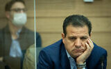 Le président de la Liste arabe unie Ayman Odeh lors d'une réunion de commission à la Knesset, à Jérusalem, le 13 décembre 2021. (Crédit  : Yonatan Sindel/ Flash90)