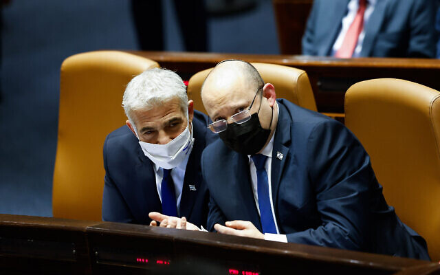 Le Premier ministre Naftali Bennett et le ministre des Affaires étrangères Yair Lapid à gauche, assistent à une session plénière de la Knesset le 31 janvier 2022. (Crédit : Olivier Fitoussi/Flash90)